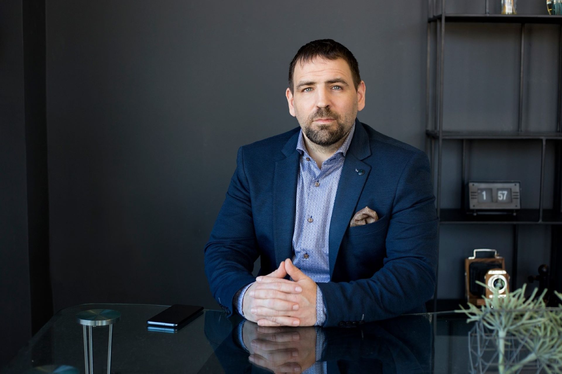 Két ember bizalmas, négyszemközti beszélgetésben